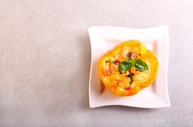 Fırında Dolmalık biber tavuk, peynir ve yumurta doldurma