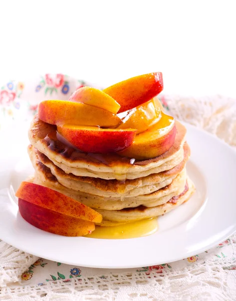 Panqueques de canela con miel y melocotones — Foto de Stock