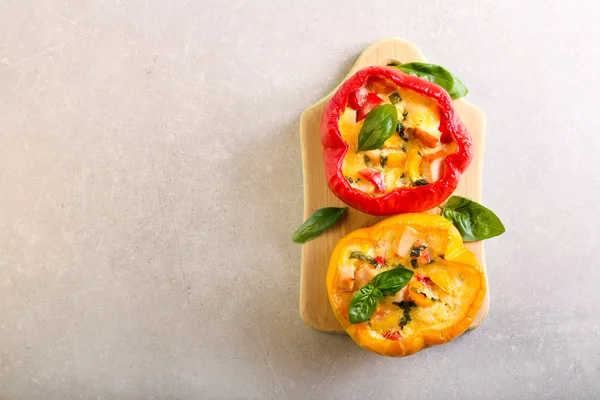 Pimiento al horno con relleno de pollo, queso y huevo — Foto de Stock