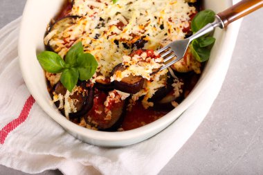 Peynirin altında pişirilmiş domates soslu patlıcan.