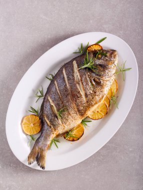 Tabakta limon ve biberiye dorado balığı