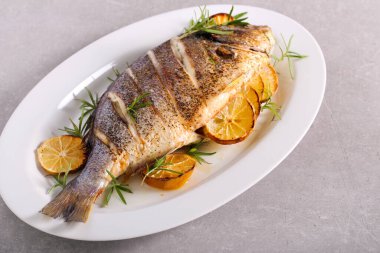 Tabakta limon ve biberiye dorado balığı