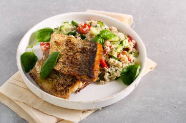 Kızarmış levrek balığı ve salata.