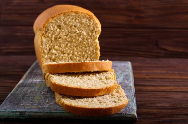 Gemide dilimlenmiş ev yapımı kepekli tost ekmeği.