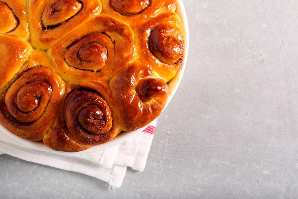 Hemlagade Färska Kanelbullar Burk — Stockfoto