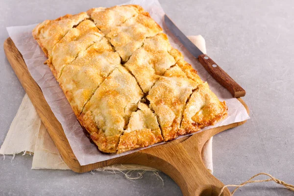 Spicy Pear Raisin Pie Sliced Board — Stock Photo, Image