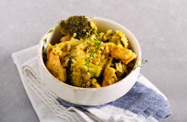 Brokoli, tavuk ve pirinç güveci.