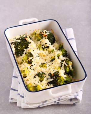 Peynirin altında fırında brokoli.