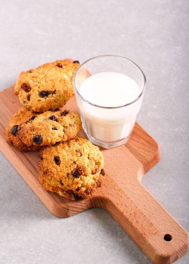 Bir bardak sütle yulaf ve kuru üzümlü kurabiye.