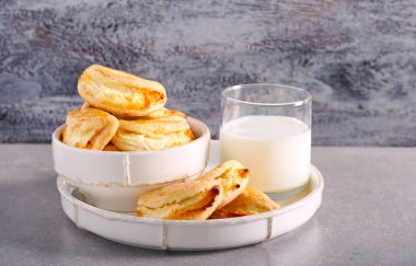 Peynirli kurabiyeler tabakta