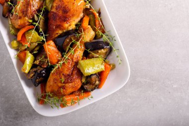 Tavuk budu ve sebze tabağı.