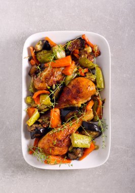 Tavuk budu ve sebze tabağı.