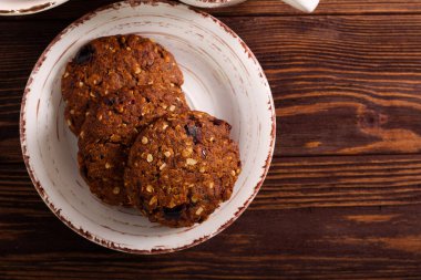 Çiğnenmiş tarih ve yulaflı kurabiye