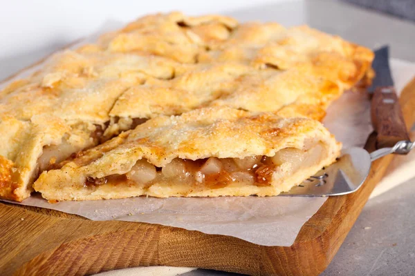 Spicy Pear Raisin Pie Sliced Board — Stock Photo, Image