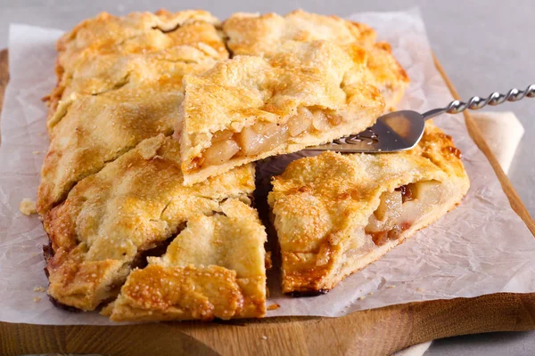 Spicy Pear Raisin Pie Sliced Board — Stock Photo, Image