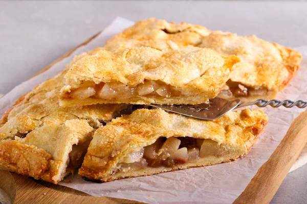 Spicy Pear Raisin Pie Sliced Board — Stock Photo, Image