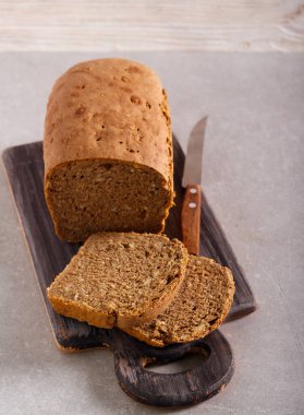 Ev yapımı çavdar ekmeği, güvertede dilimlenmiş.