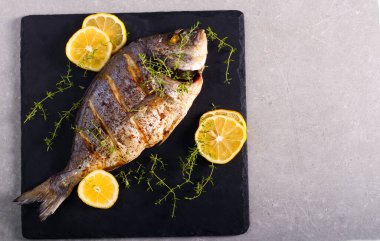 Kekik ve limonlu dorado balığı.