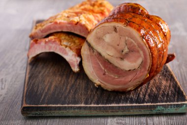 Baharatlı füme domuz eti ve pirzola.