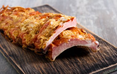 Baharatlı füme domuz pirzolası.