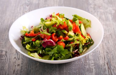 Tabakta sağlıklı sebze salatası