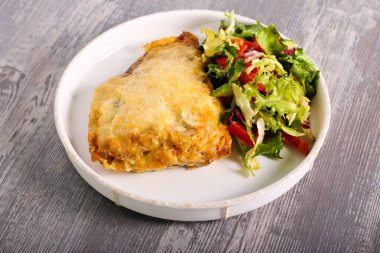 Hamur içinde bocalamak ve tabakta salata