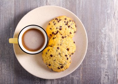 Ev yapımı çikolatalı kurabiye ve bir fincan kahve.