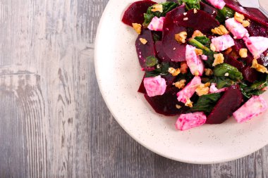 Pancar, ıspanak ve fındıklı feta salatası.