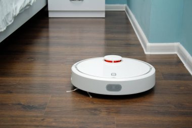 Yerdeki robot süpürge, temizlik.
