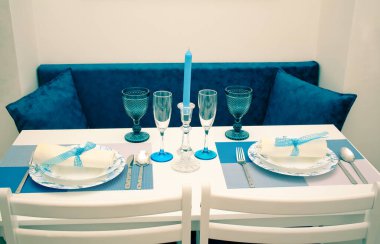 Masa ayarı, iki kişiye servis edilir.