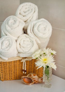 Havlular banyodaki sepette yuvarlanıyor.