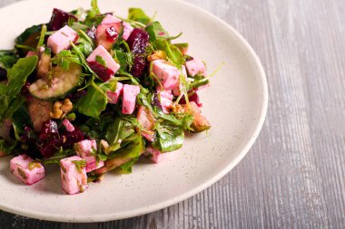 Pancar, feta ve otlu salata tabakta servis edilir.