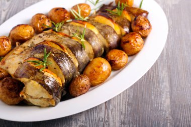 Fırında yayın balığı ve patates tabağı.