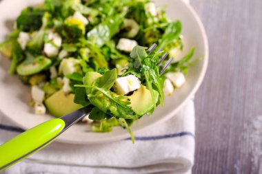 Brokoli, avokado, feta ve otlu sağlıklı yeşil salata.