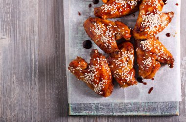 Gemide yapışkan susamlı tavuk kanatları