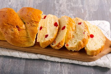 Turuncu ve vişneli ekmek, güvertede dilimlenmiş.
