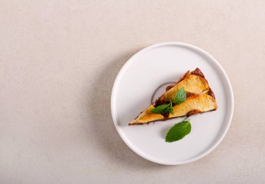 Armutlu çikolatalı pasta dilimi.