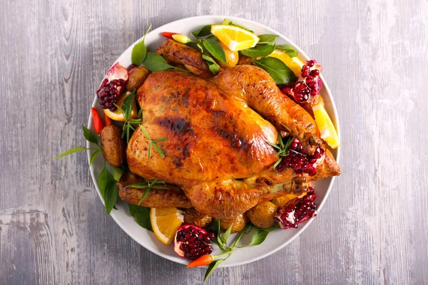 Pieczony Cały Kurczak Podawany Talerzu Warzywami — Zdjęcie stockowe