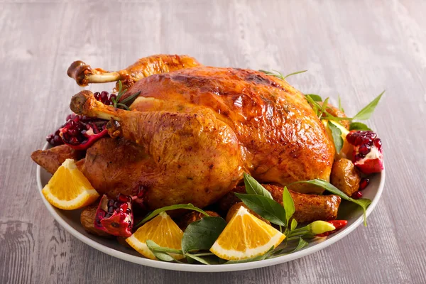 Pieczony Cały Kurczak Podawany Talerzu Warzywami — Zdjęcie stockowe
