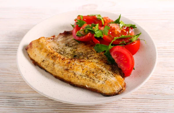 Carpa Pescado Frito Con Ensalada Servida Plato —  Fotos de Stock