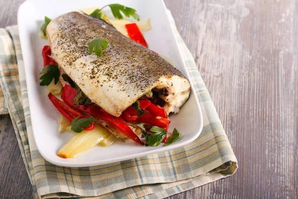 Pesce Branzino Ripieno Sul Piatto — Foto Stock