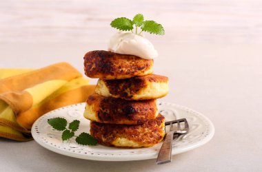 Kremalı süzme peynirli börek, tabakta servis edilir.