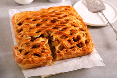 Tarçın ve elmalı örgü puf böreği