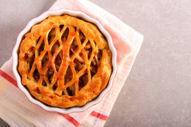 Armut ve tarçın örgülü puf böreği.