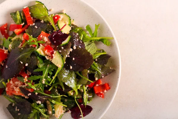 Sebze Kuskus Tabaklı Bitki Salatası — Stok fotoğraf