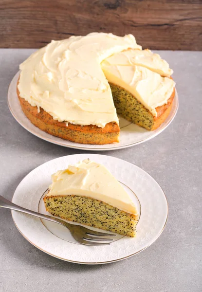 Citrus Maanzaad Cake Met Room Topping Gesneden — Stockfoto