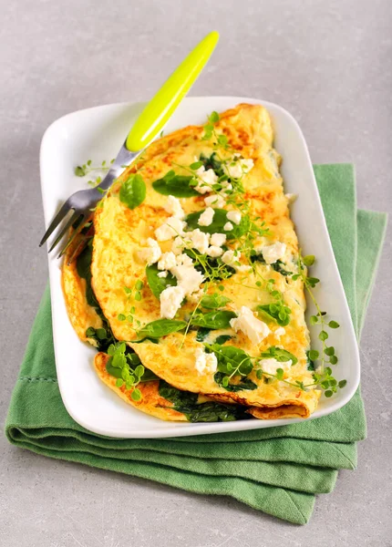 Spinat Und Feta Omelett Auf Teller Serviert — Stockfoto