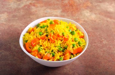 Havuçlu, biberli ve bezelyeli pilav.