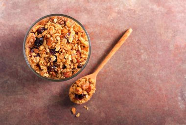 Kavanozda ev yapımı granola.