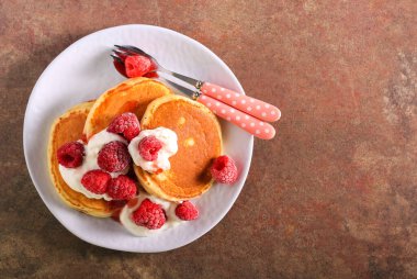 Ekşi kremalı ve ahududulu krep.